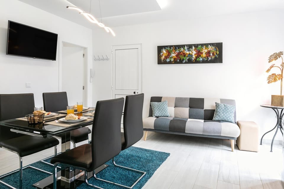 TV and multimedia, Living room, Seating area, Dining area