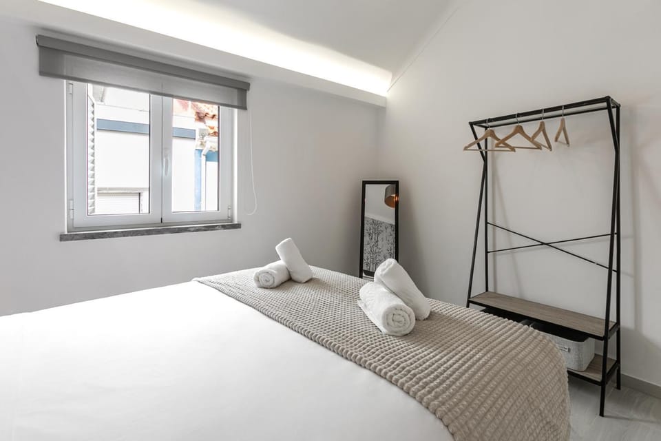 Bed, Photo of the whole room, Bedroom, storage, towels