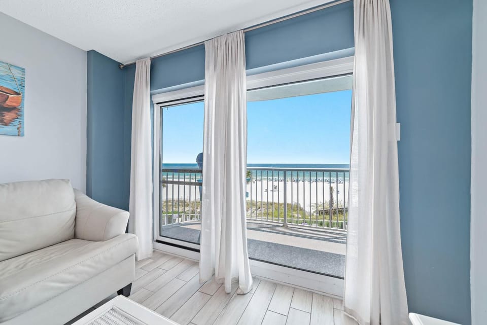 View (from property/room), Balcony/Terrace, Living room, Seating area, Sea view