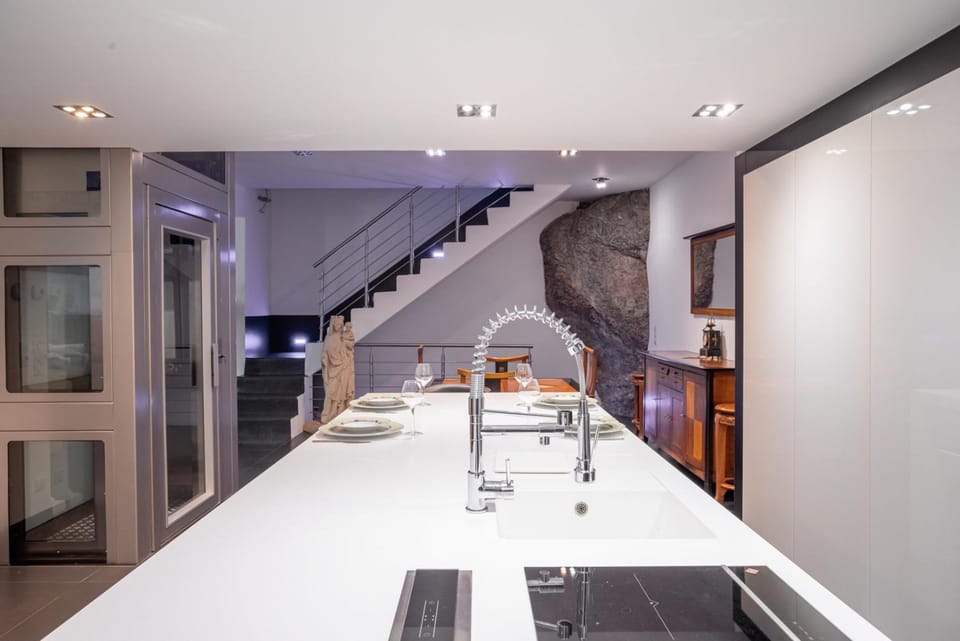 Kitchen or kitchenette, Dining area, stove
