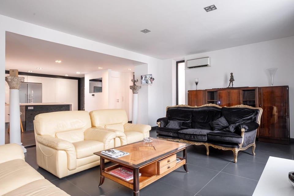 Living room, Seating area