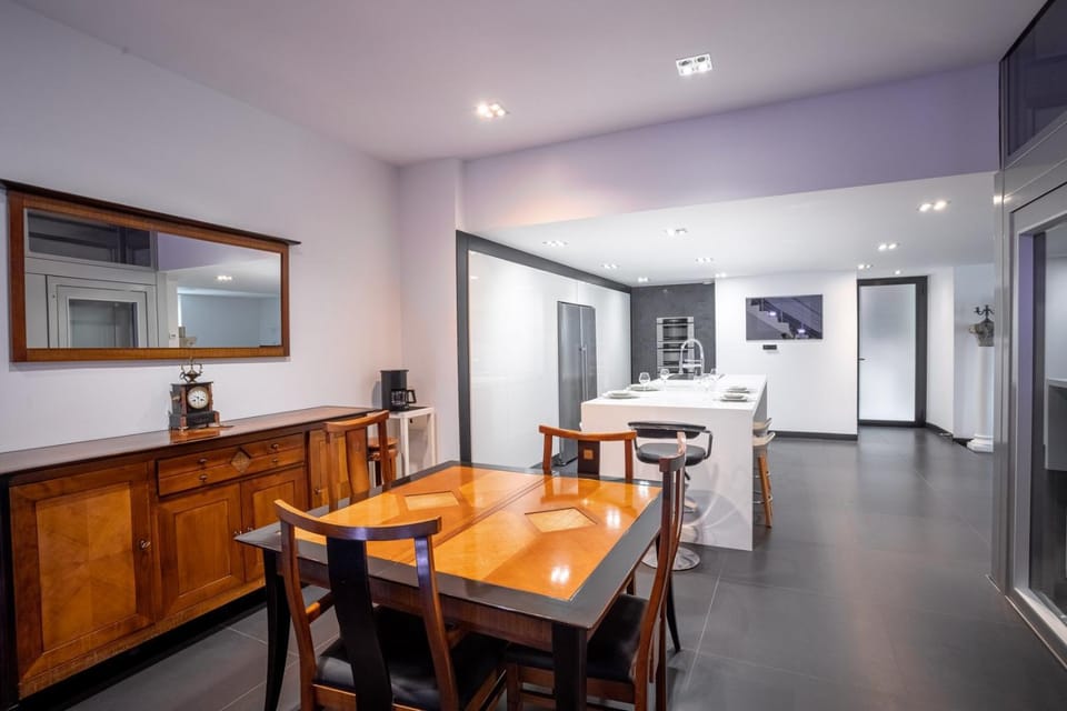 Kitchen or kitchenette, Seating area, Dining area