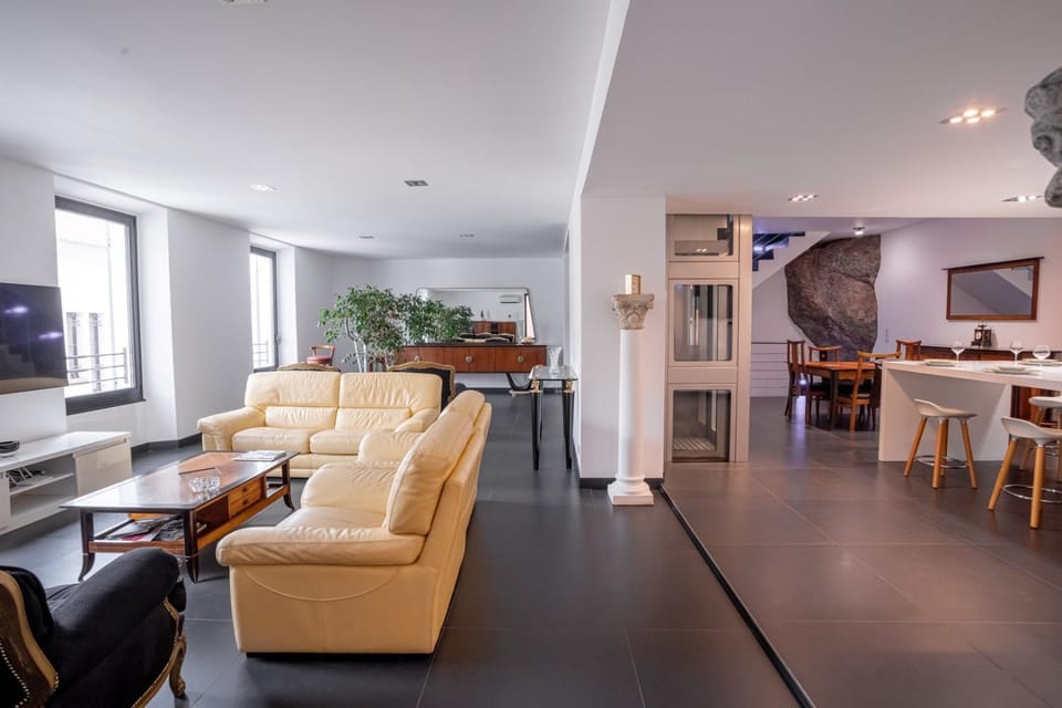 TV and multimedia, Living room, Seating area, Dining area