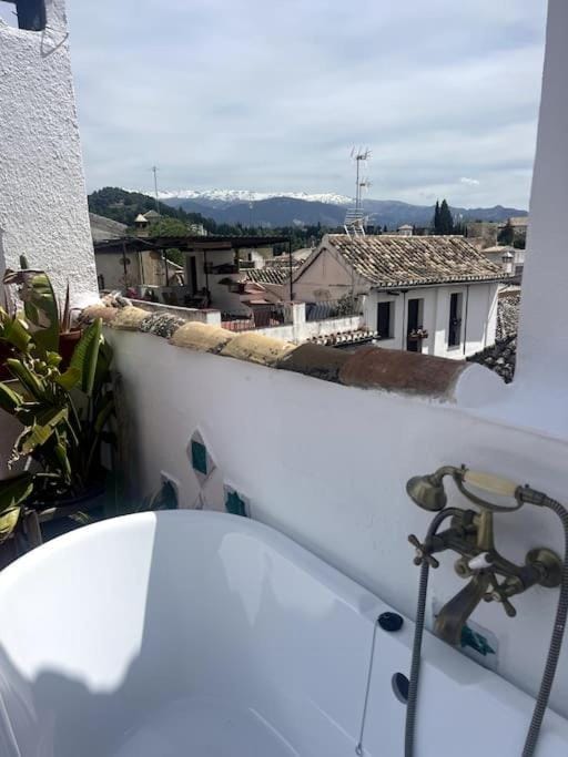 Cosy House, Sunny Terrace, Amazing Views & Outdoor Bathtub! House in Granada