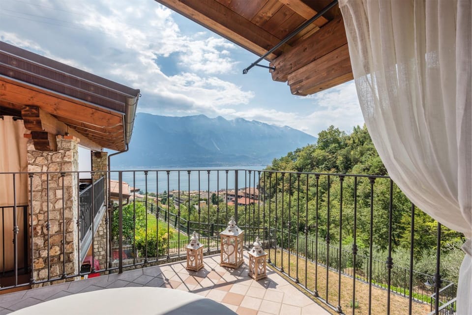 Balcony/Terrace, Mountain view
