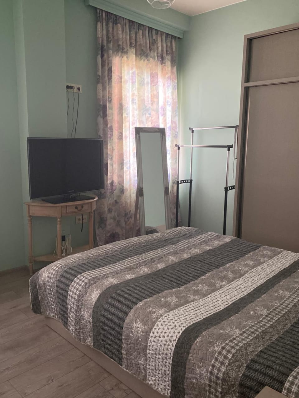 Bed, TV and multimedia, Bedroom