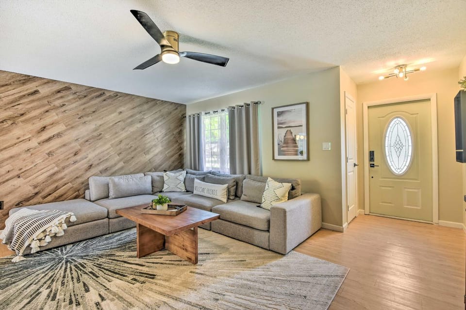 8 Mi to Beaches: Bradenton Home w/ Poolside Oasis! House in Bradenton