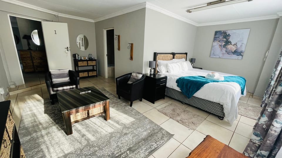 Bed, Photo of the whole room, Seating area, Bedroom, air conditioner