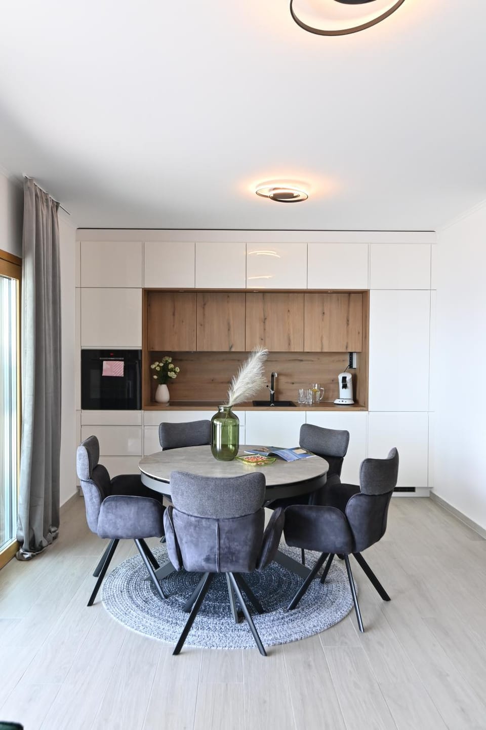 Kitchen or kitchenette, Dining area
