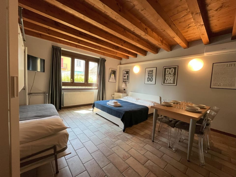 Bed, Living room, Photo of the whole room, Dining area