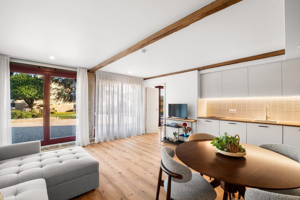 TV and multimedia, Kitchen or kitchenette, Living room, Seating area, Dining area