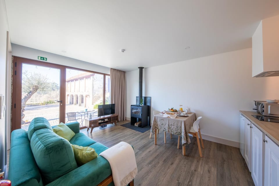 TV and multimedia, Kitchen or kitchenette, Living room, Seating area, Dining area, Continental breakfast, flat iron, minibar, stove