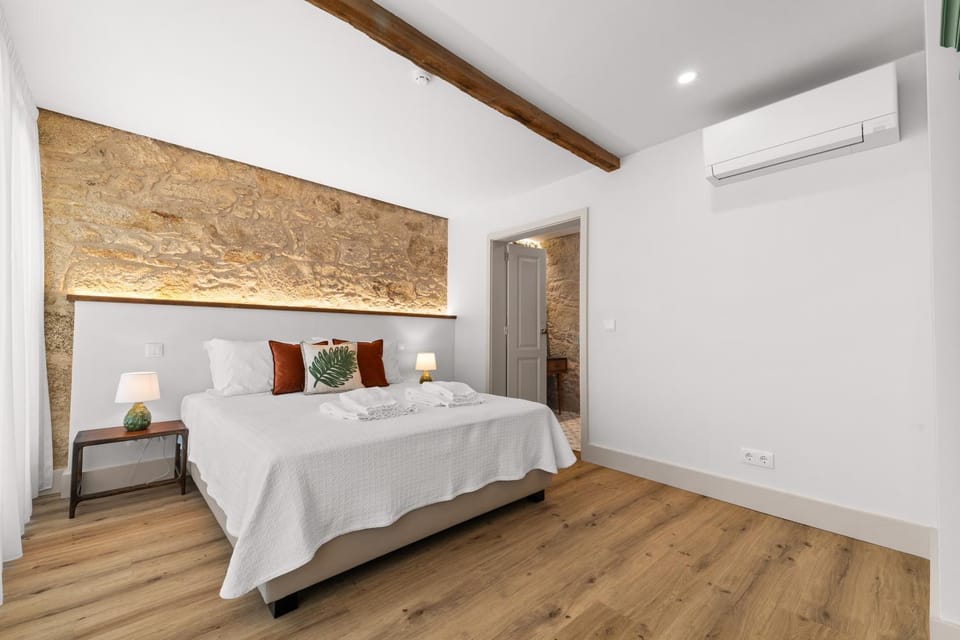 Bed, Bedroom, towels, air conditioner