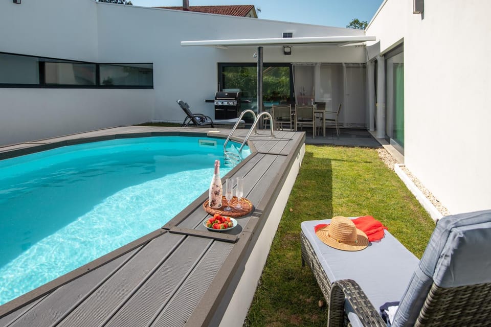 Garden, Food and drinks, Swimming pool, Drinks, sunbed