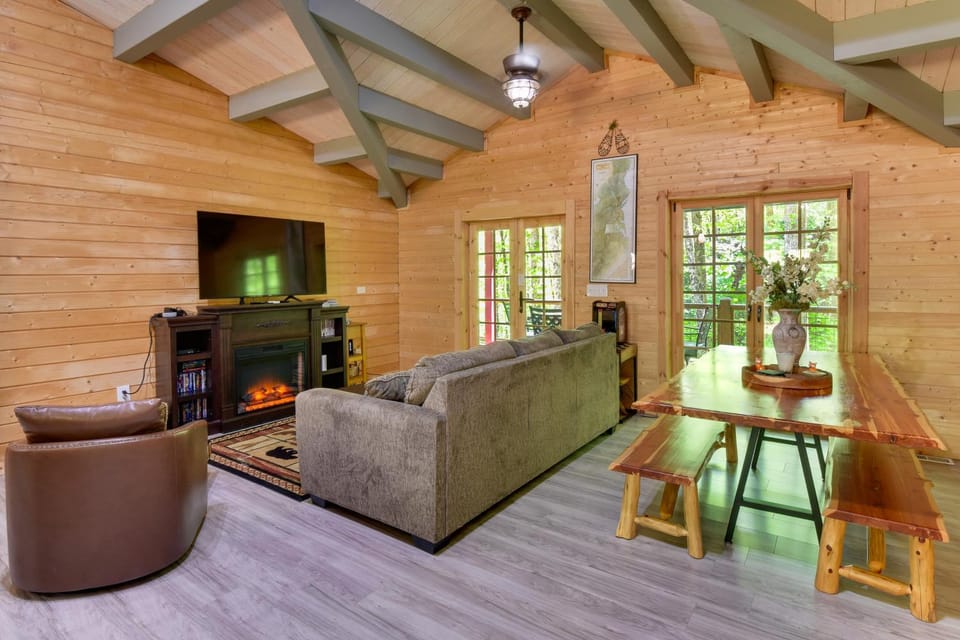 Pet-Friendly Otto Mountain Cabin w/ Fireplace! Cabin in Tennessee