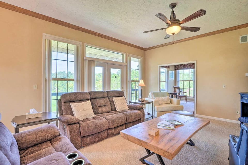 Anglers Ridge Waterfront Family Getaway! House in Current River