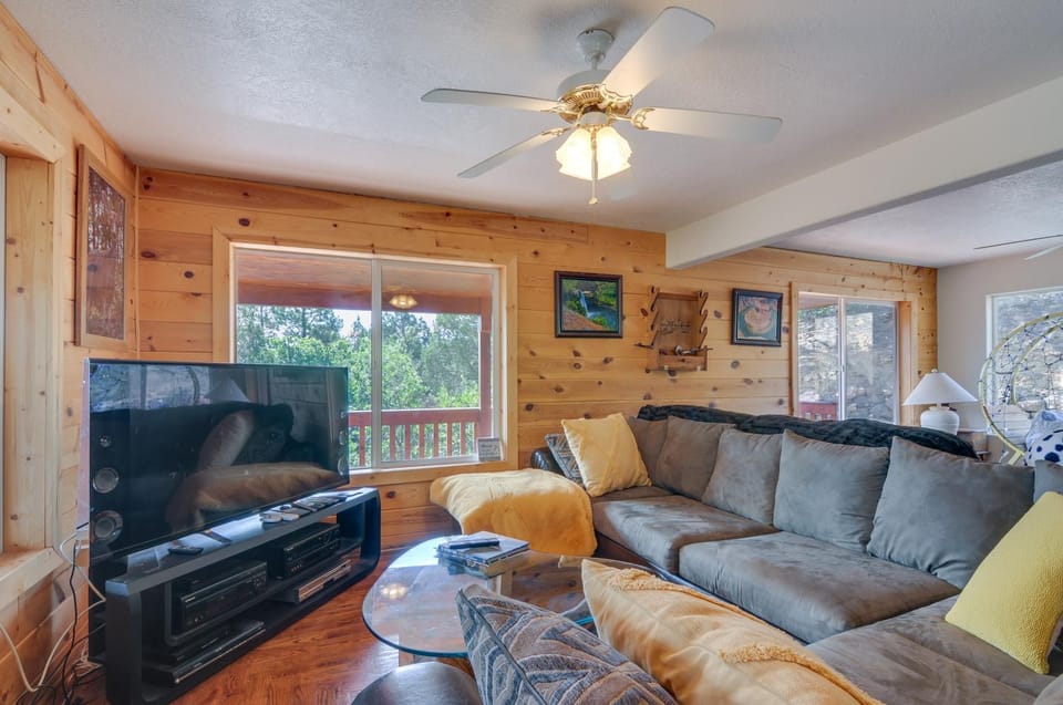 Alton Cabin w/ Deck ~ 2 Mi to Dixie Nat'l Forest! Cabin in Utah