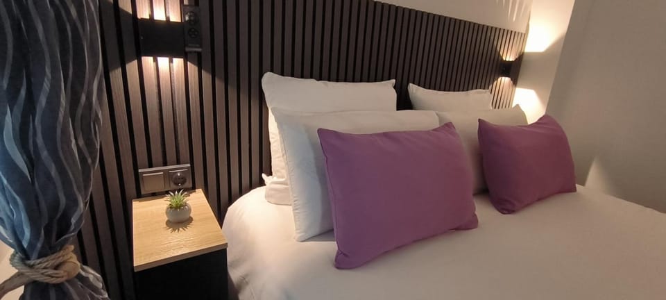Bed, Photo of the whole room, Bedroom, fireplace