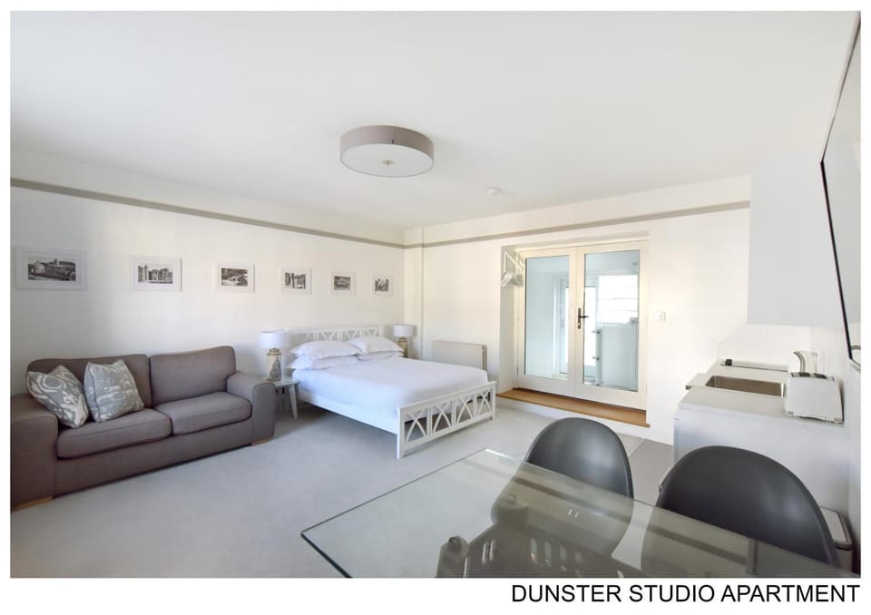 TV and multimedia, Photo of the whole room, Seating area