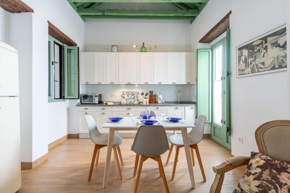 Kitchen or kitchenette, Dining area