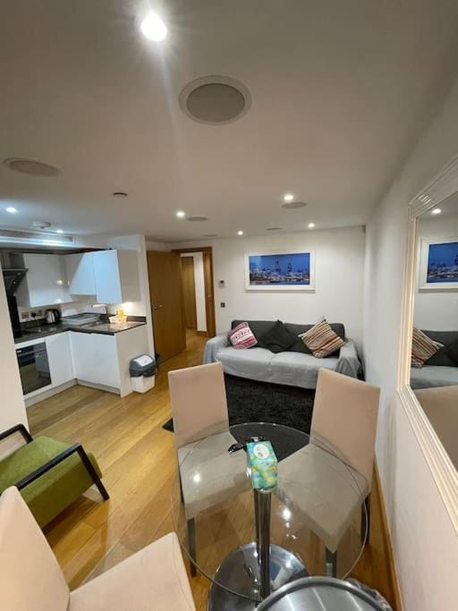TV and multimedia, Kitchen or kitchenette, Living room, Seating area, Dining area