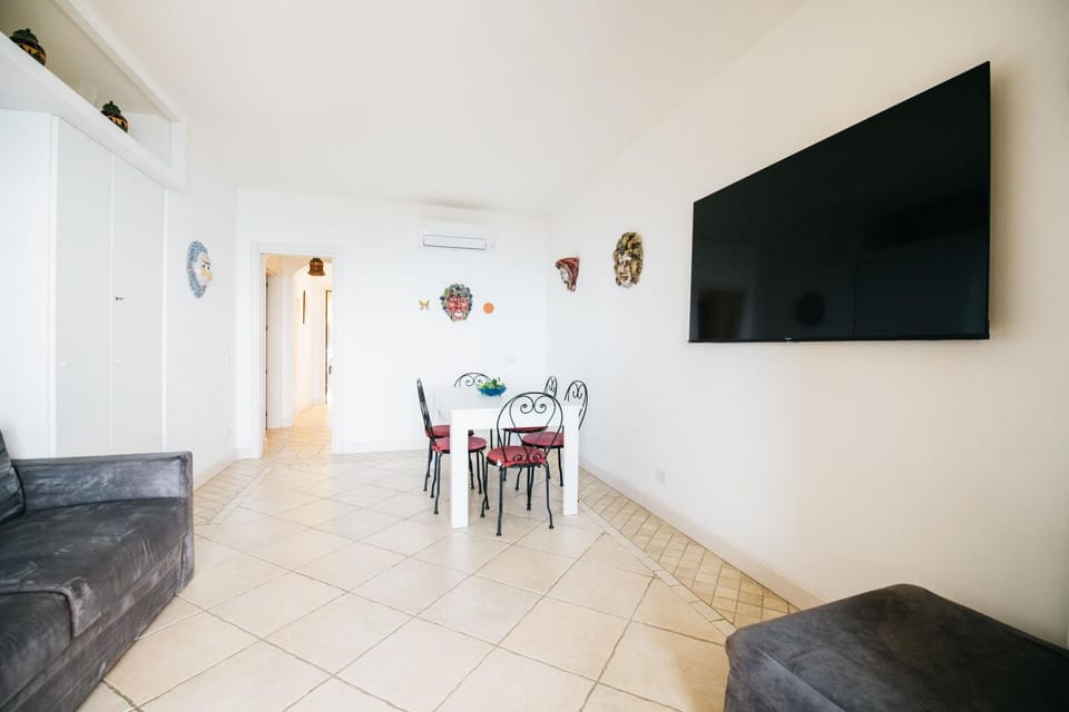 TV and multimedia, Living room, Seating area, Dining area