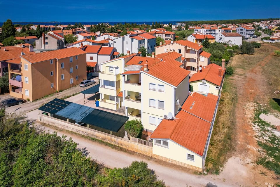 Property building, Neighbourhood