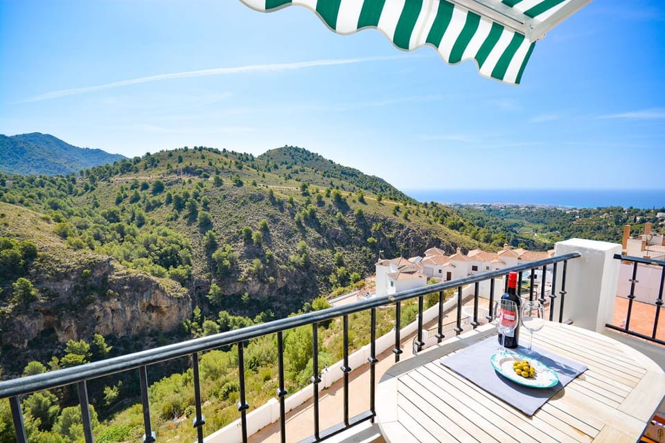 Apartamento la vista, Frigiliana 2 bedroom apartment with amazing views, pool and free private parking HansOnHoliday Rentals Apartment in Frigiliana