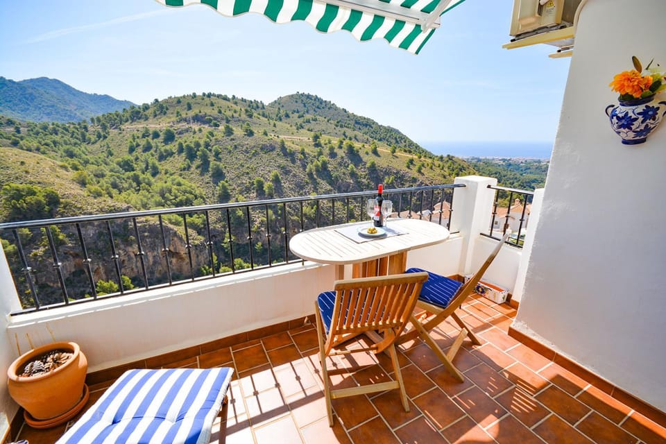 Apartamento la vista, Frigiliana 2 bedroom apartment with amazing views, pool and free private parking HansOnHoliday Rentals Apartment in Frigiliana