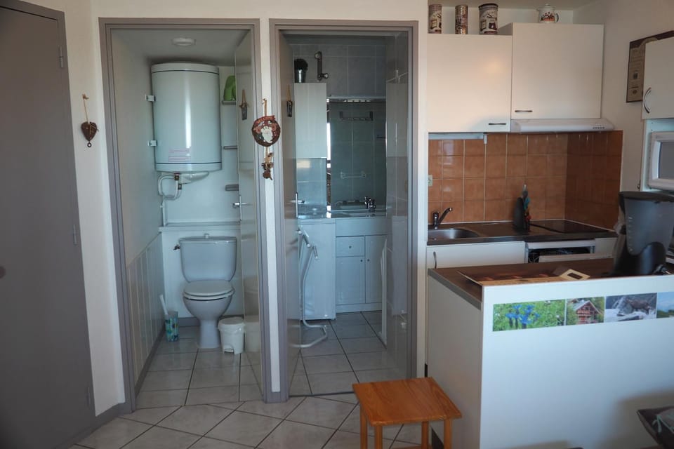 Bathroom, Communal kitchen