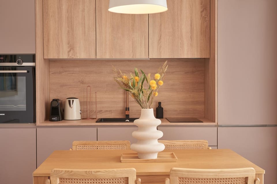 Kitchen or kitchenette, Dining area