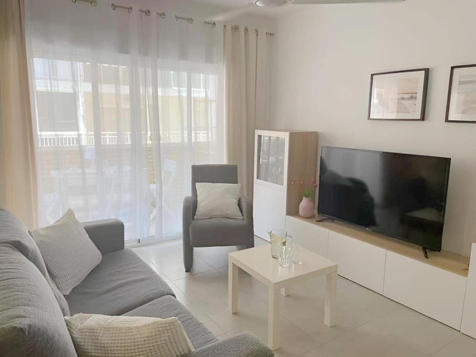 TV and multimedia, Living room, Seating area, Evening entertainment