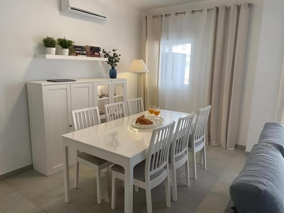 Living room, Food and drinks, Seating area, Dining area, Food