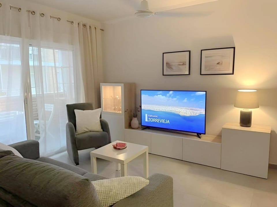 TV and multimedia, Living room, Seating area, Evening entertainment