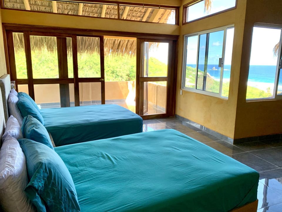 Photo of the whole room, Sea view