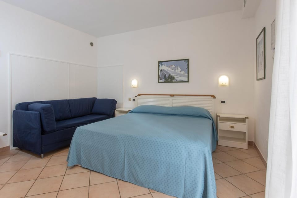 Bed, Photo of the whole room, Bedroom, bunk bed, Family