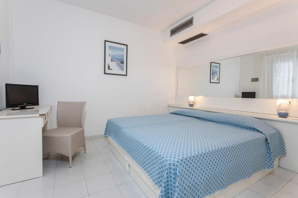 Bed, Photo of the whole room, Bedroom, Garden view