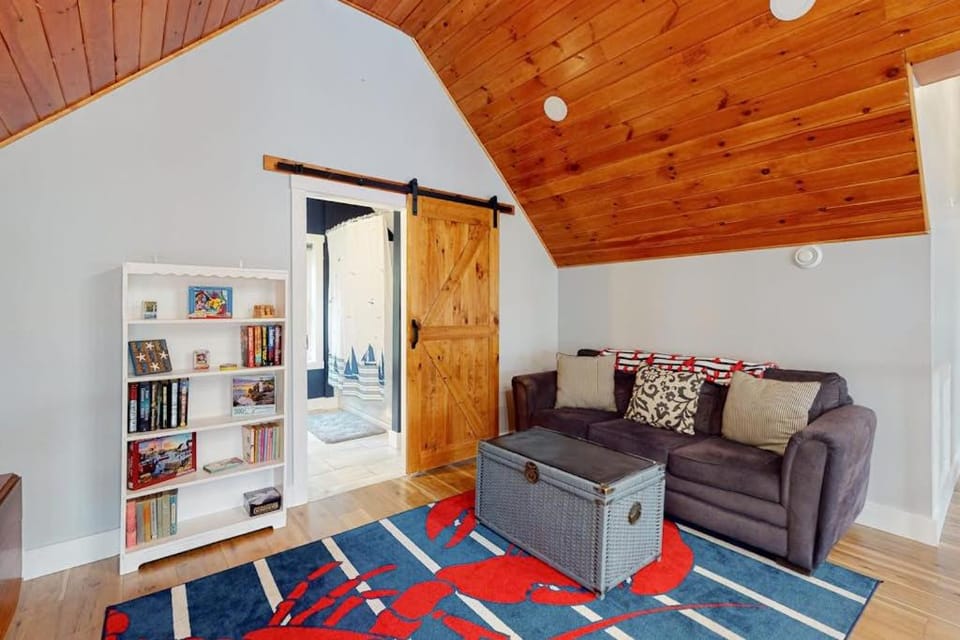 Library, Living room, Seating area