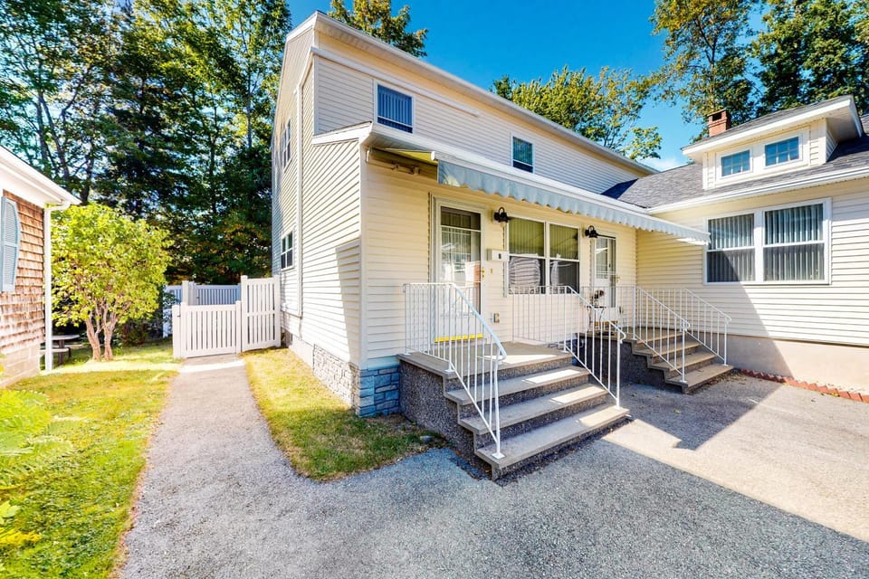 Unbeatable Downtown Location! Bar Harbor Apt House in Acadia National Park