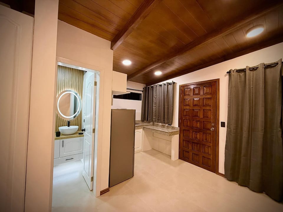 Shower, Bathroom, TV and multimedia, towels, wardrobe