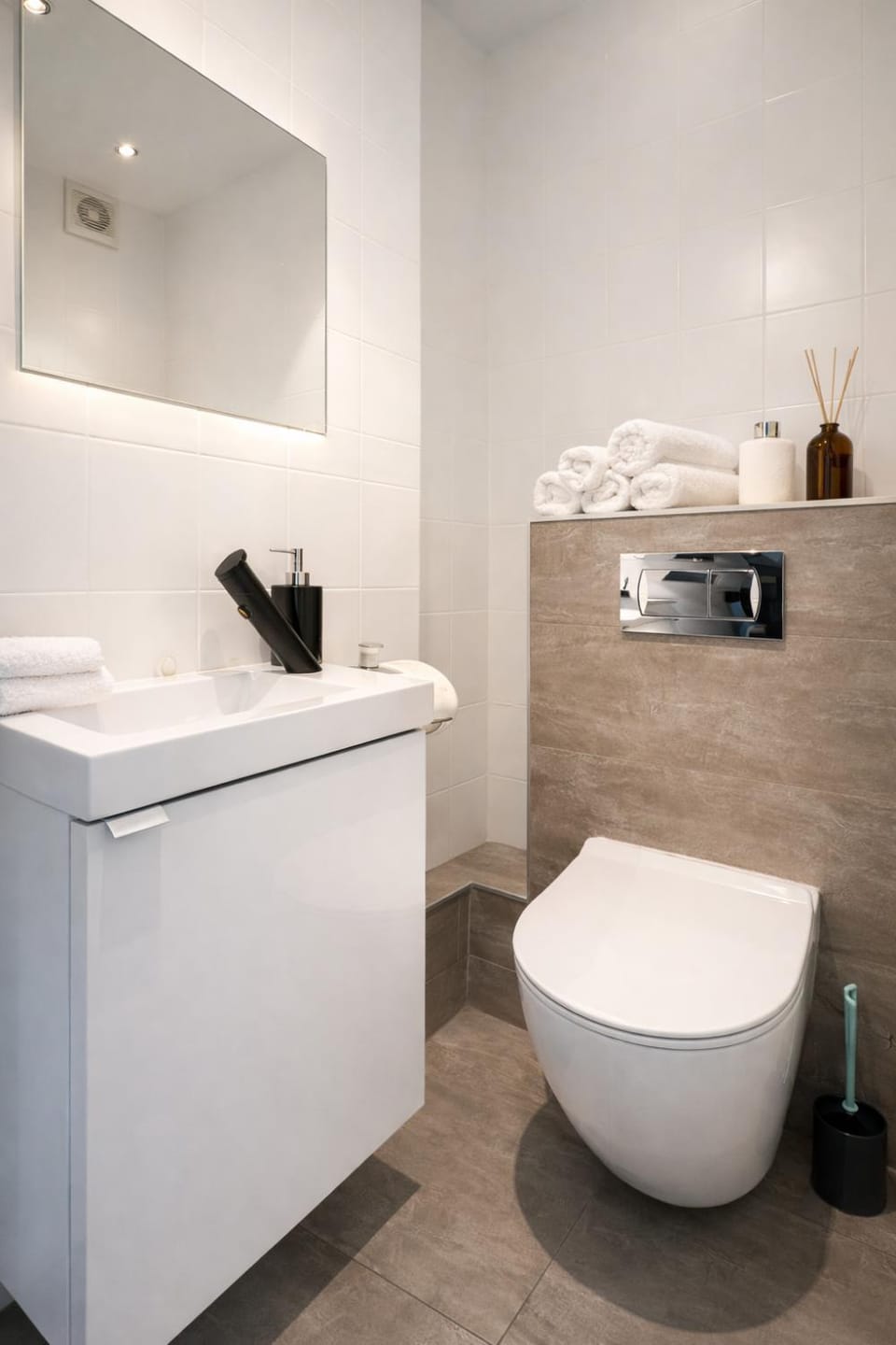 Toilet, Bathroom, towels