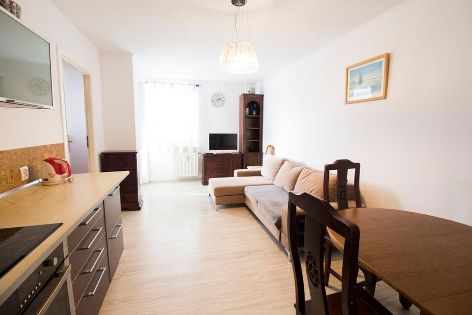 TV and multimedia, Kitchen or kitchenette, Living room, Seating area, Dining area