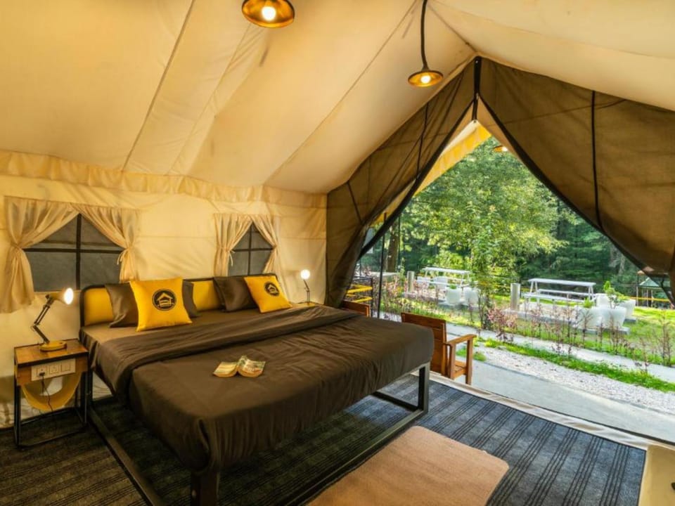 Bed, Garden, Photo of the whole room, Seating area, Bedroom