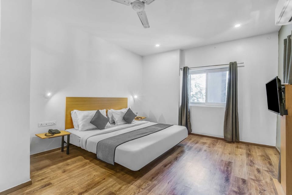 Bed, TV and multimedia, Bedroom, locker, locker, air conditioner