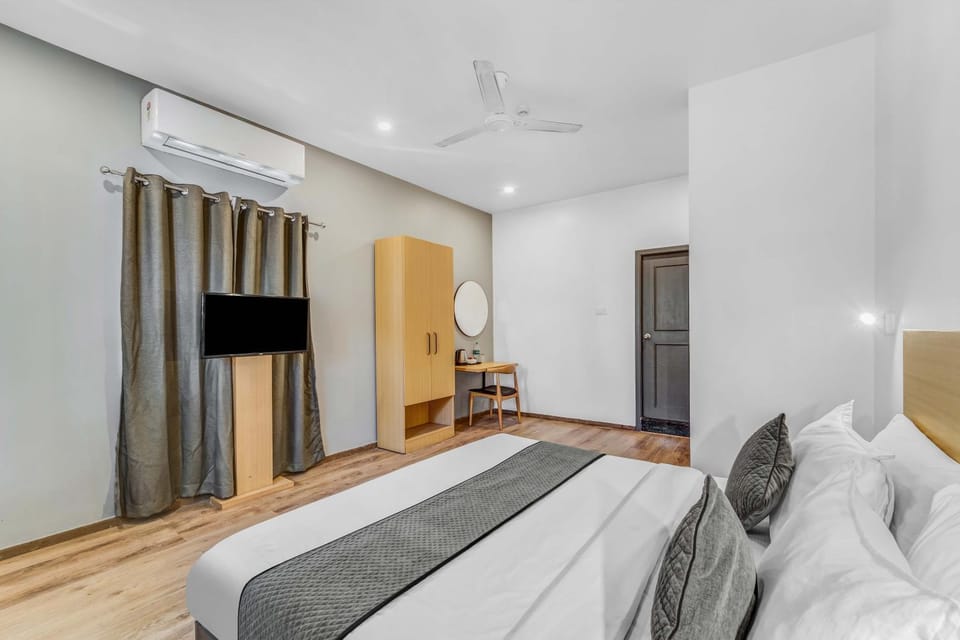 Bed, TV and multimedia, Bedroom, fireplace, heating, wardrobe, air conditioner