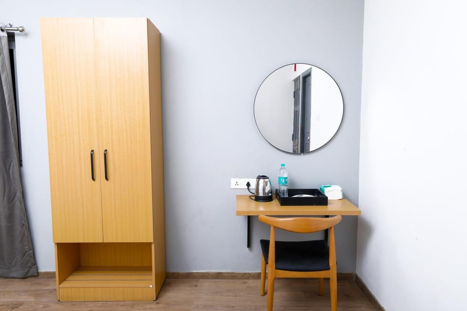 Coffee/tea facilities, locker, wardrobe