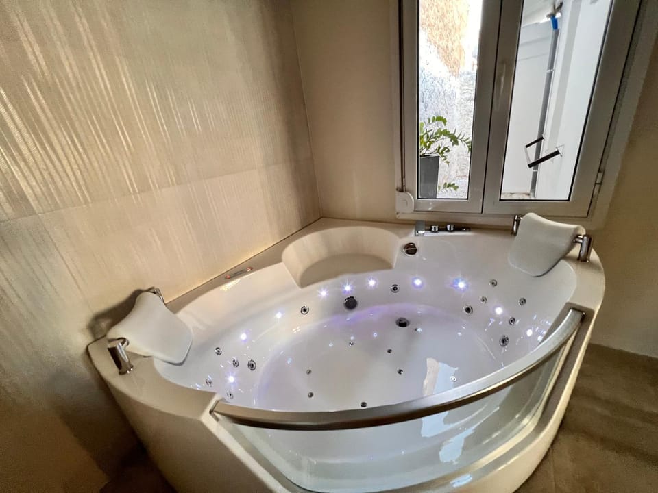 Hot Tub, Bathroom