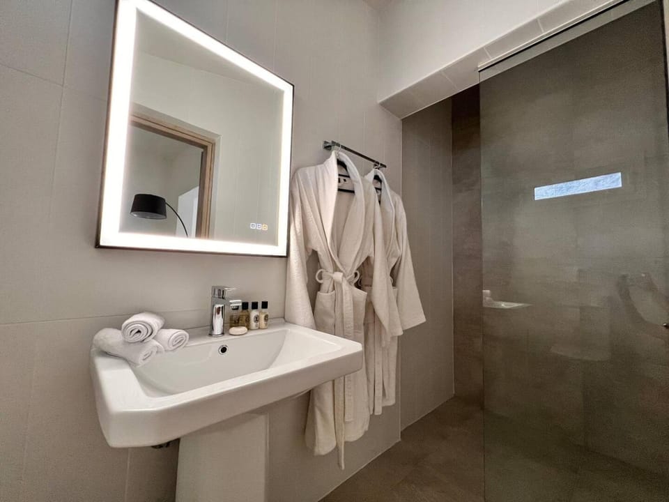 Shower, Bathroom, towels