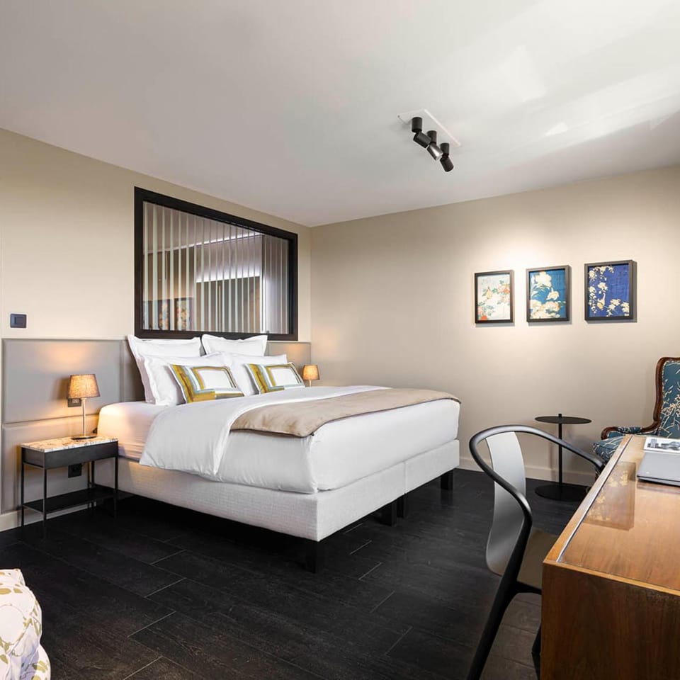 Photo of the whole room, Bedroom