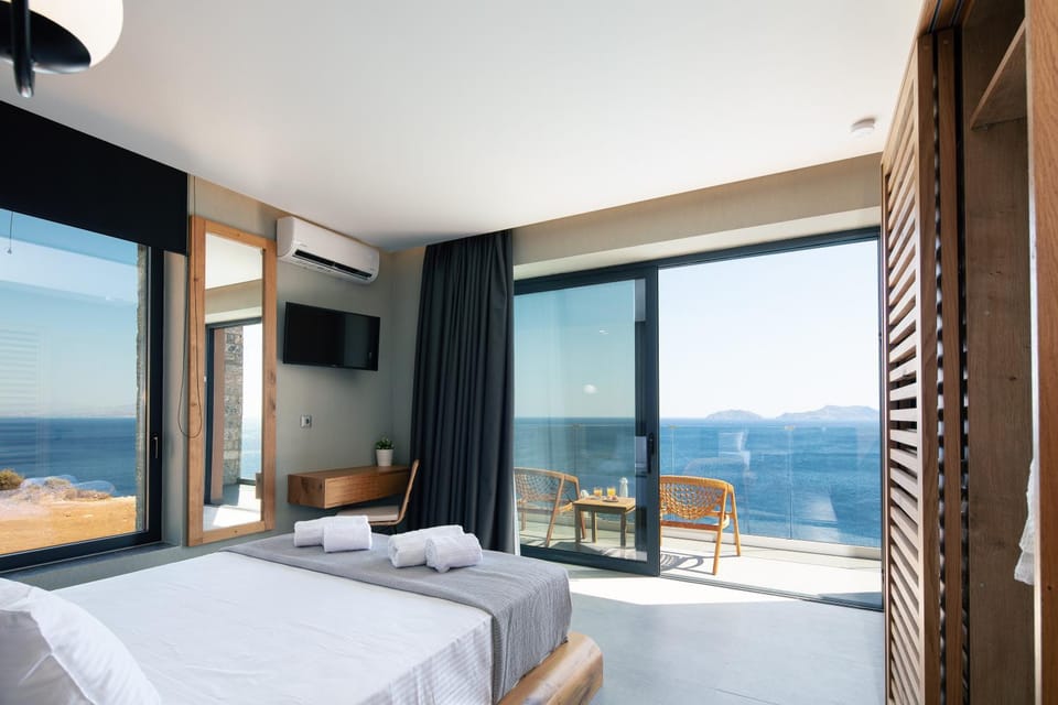 Bed, View (from property/room), Balcony/Terrace, Photo of the whole room, Bedroom, Mountain view, Sea view, towels, air conditioner